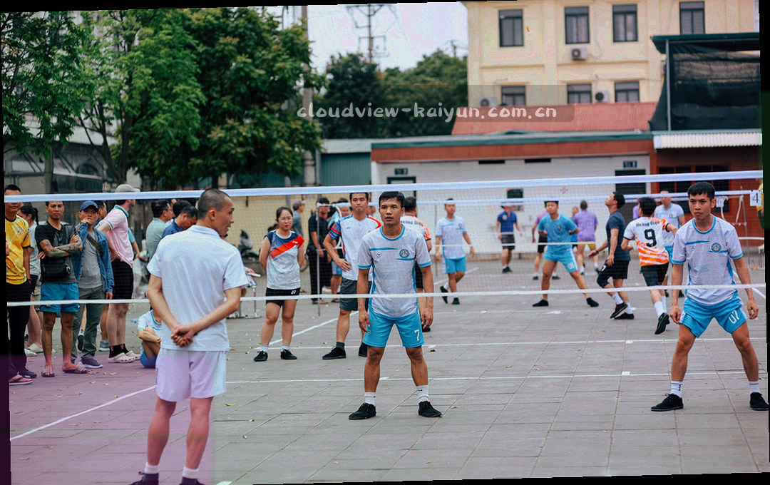 深色界面中两个步骤卡片前后相接，第二步上带荧光绿开启状态点的订阅流程示意